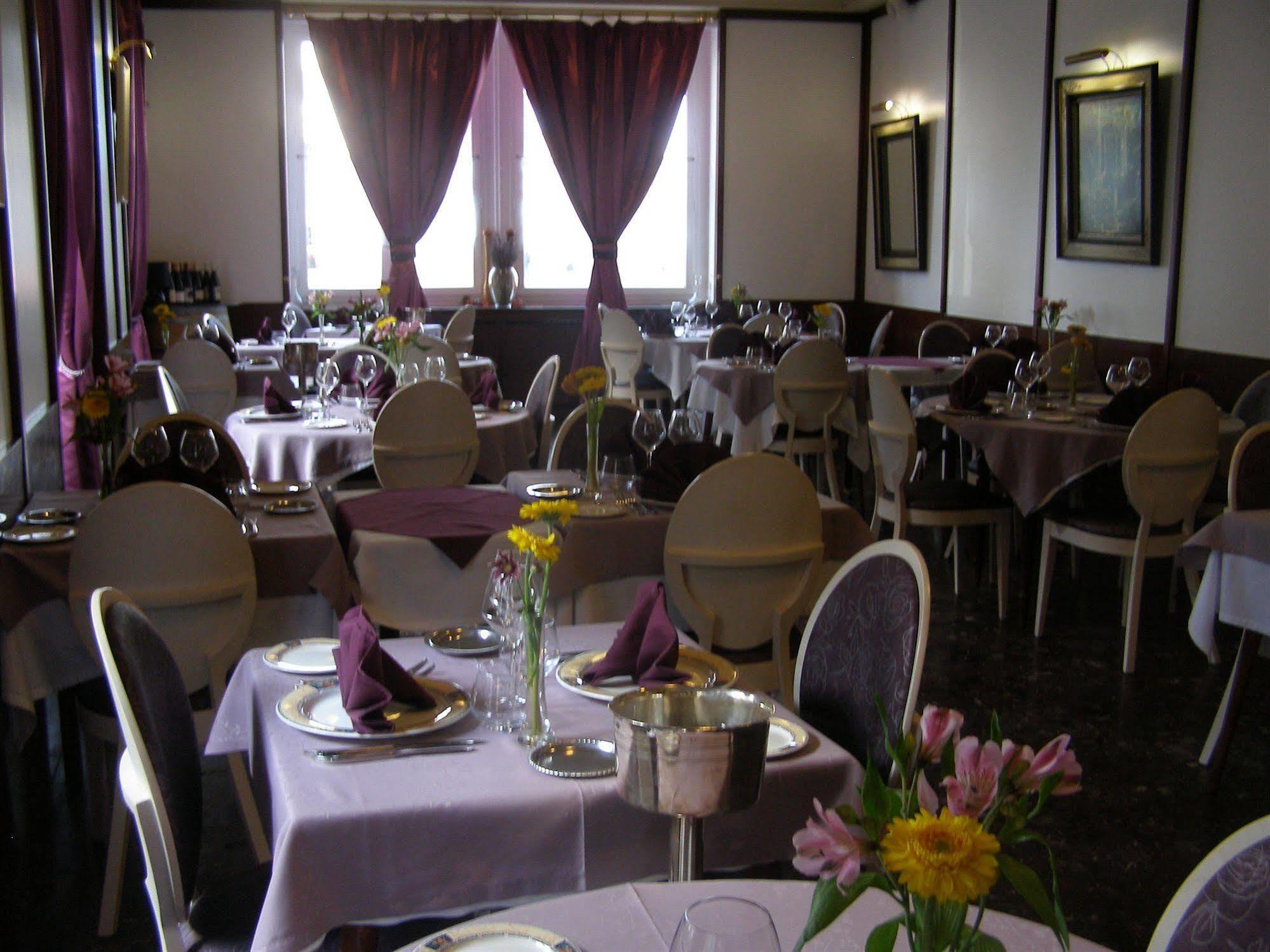 Logis Hotel-Restaurant Le Chene Vert Saint-Pourcain-sur-Sioule Exterior photo